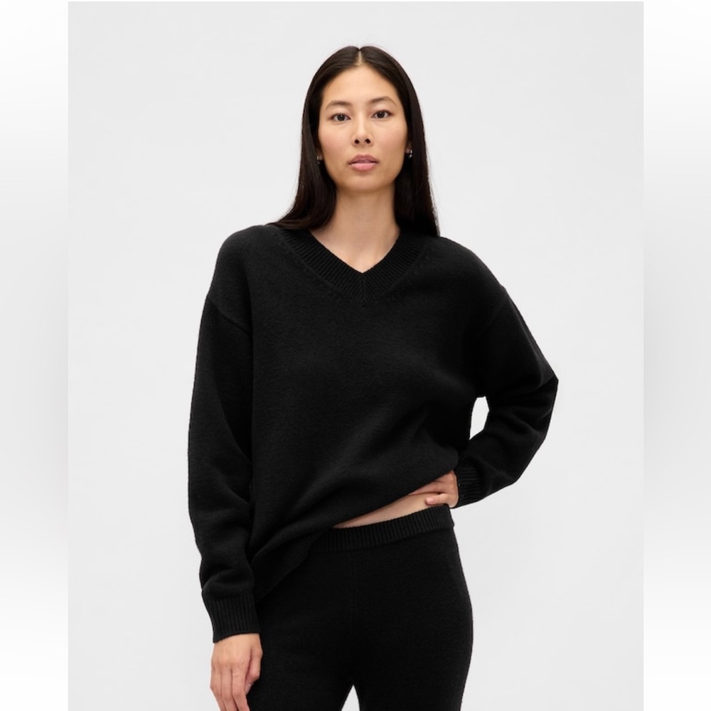 GAP Women's Cash Soft Oversized V-Neck Sweater